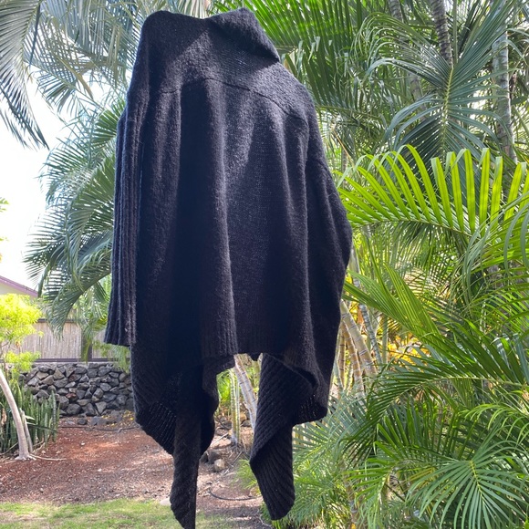 Jennifer Lopez small black sweater - Picture 3 of 5